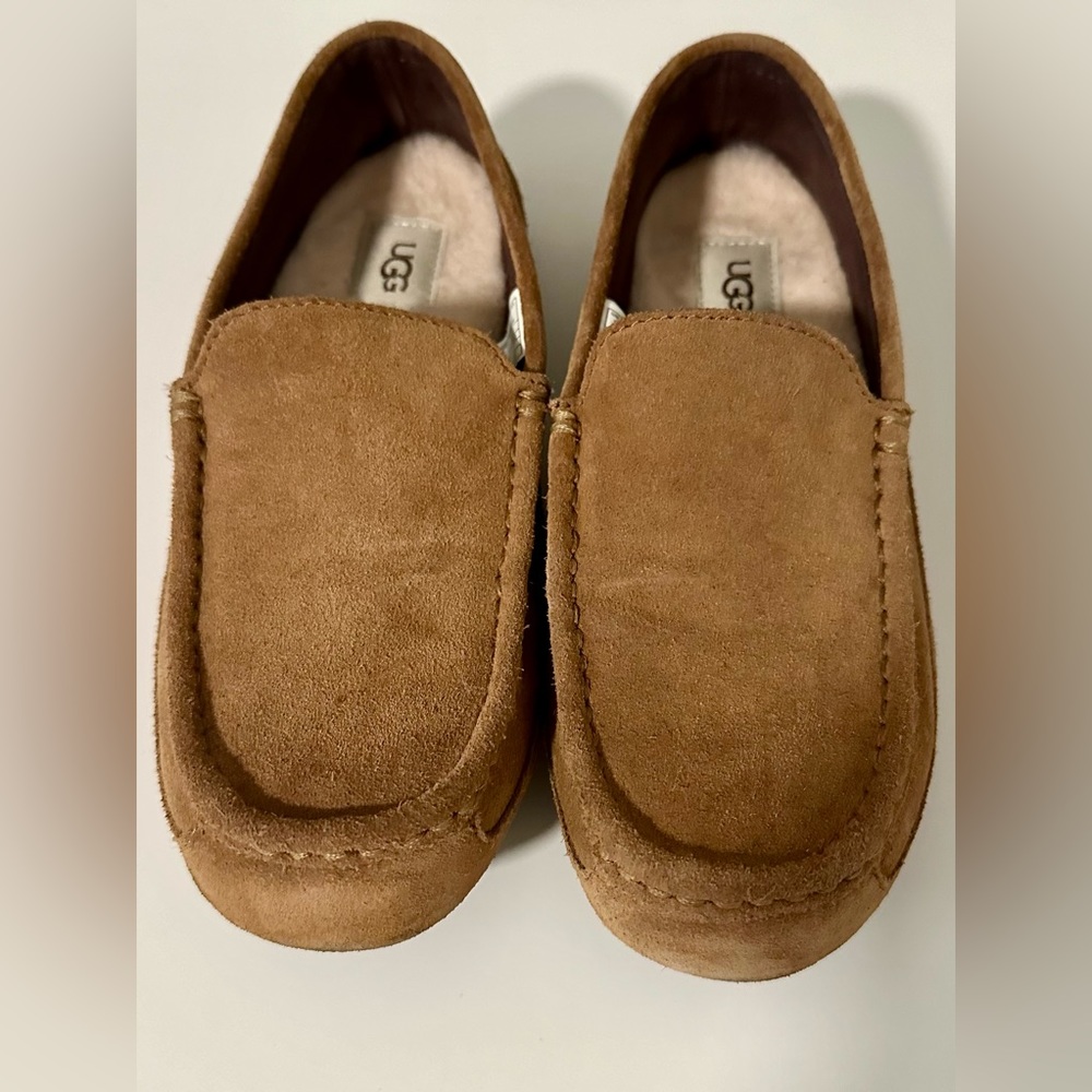 UGG Suede  Slipper. Men. Chestnut color. Size 9.